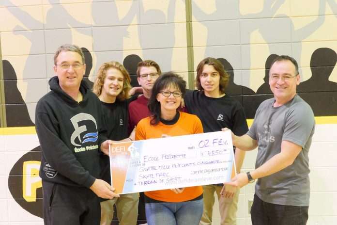 ecole Frechette Le Défi a remis 4850 $ à l'École Fréchette pour le projet de Skate parc et la remise à niveau du terrain d'athlétisme.