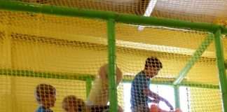 Les jeunes de l'École Fréchette au centre d'amusement Savana.