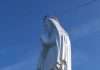 statue du Cap Trinité surplombe le fjord du Saguenay.