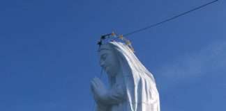 statue du Cap Trinité surplombe le fjord du Saguenay.