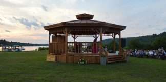 Kiosque à musique de Saint-Félix d'Otis le long du lac Otis