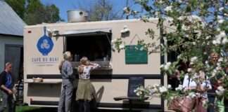 Deux clients devant le foodtruck le Café du Quai en train de commander