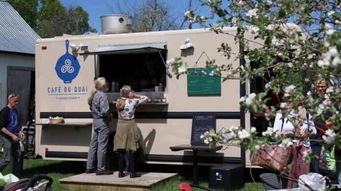 Deux clients devant le foodtruck le Café du Quai en train de commander