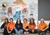 Les jeunes artistes de l'école Fréchette à l'Anse-Saint-Jean posent en dessous de leur oeuvre.