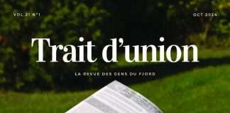 Des exemplaires du Trait d'union sur une table
