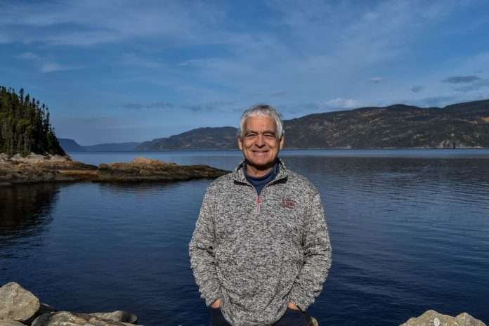 PHO_0123 Jean bergeron pose fièrement devant le fjord du Saguenay au quai de petit-Saguenay
