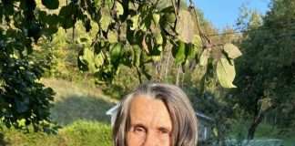 Une femme tient une pomme dans ses mains.