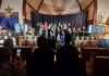 La chorale de Noël chante dans l'église de Rivière-Éternité