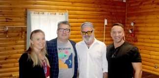 Les présidents d'honneur du Festival des couleurs du Fjord accompagné par le député de Dubuc, François Tremblay