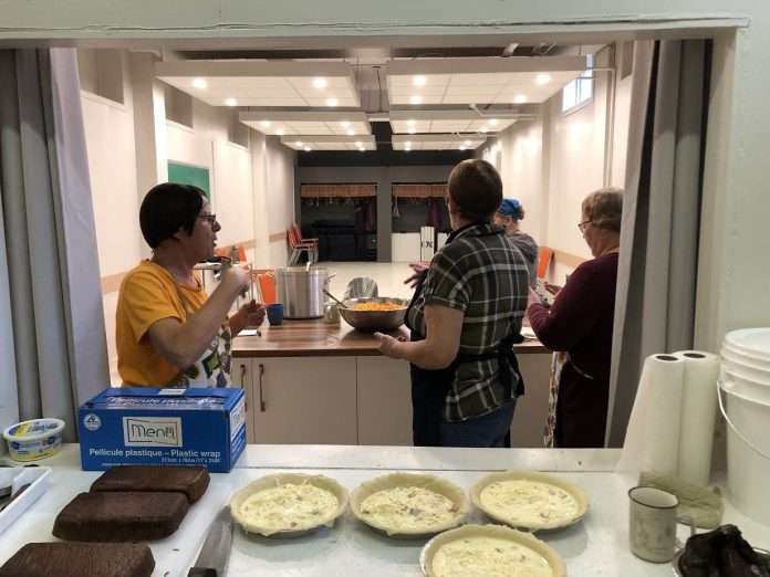 Un groupe de femmes cuisinent ensemble