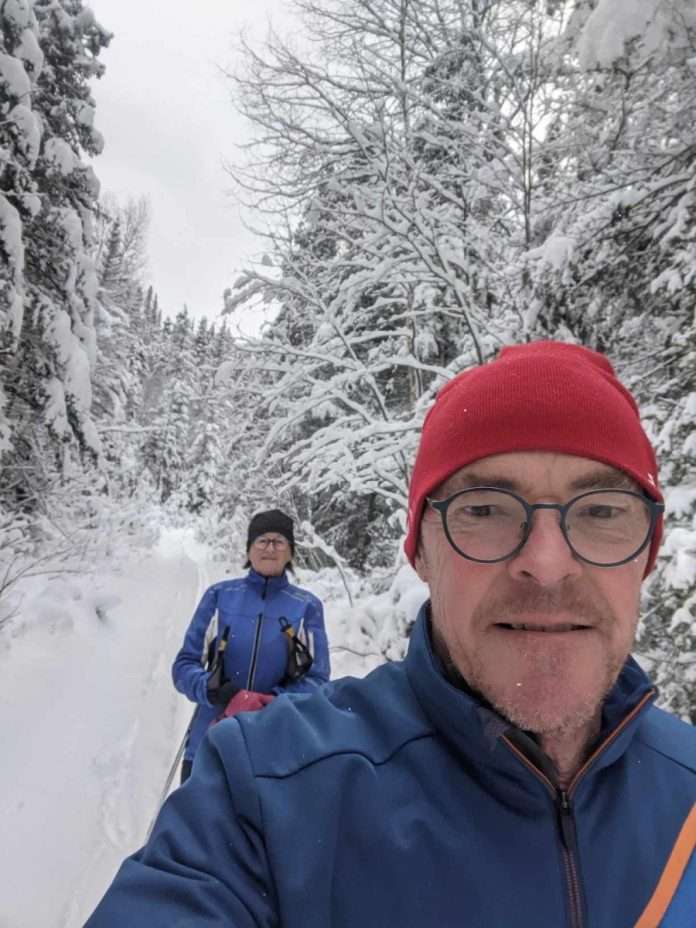 Homme avec une tuque dans la forêt lde Petit-Saguenay