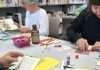 photo d'un atelier de fanzine se donnant à la bibliothèque de Saint-Félix-d'Otis