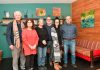 groupe de personnes se tenant droit devant la caméra