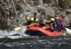Un groupe fait du rafting sur la rivière petit-Saguenay