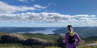 Un coureuse en haut de la montagne blanche