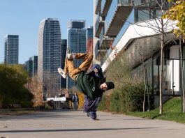 Un prof danse sur les mains et apprend le hip hop aux jeunes de la région.