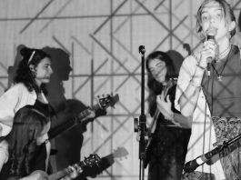 des jeunes jouent un morceau de musique