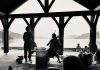 concert au couché u soleil sur le quai de Petit-Saguenay