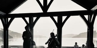 concert au couché u soleil sur le quai de Petit-Saguenay