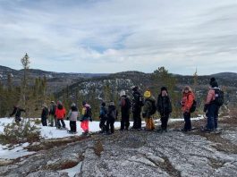 Un groupe de jeunes en haut du petit Cran à Petit-Saguenay.