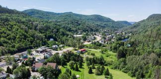 Vue aérienne du village de Petit-Saguenay
