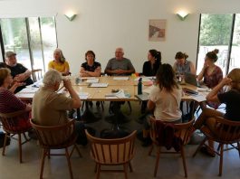 groupe de personne en réunion autour d'une table