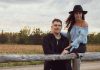Deu chanteurs de country installés près d'une barrière à chevaux