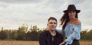 Deu chanteurs de country installés près d'une barrière à chevaux