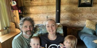 Une famille pose avec le sourire