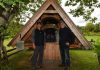 deux hommes entourent un four à pain