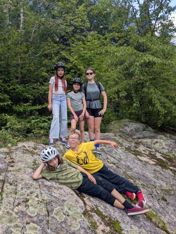 Un groupe d'élève sur un magnifique cran de roche à Petit-Saguenay