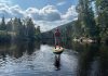 Un jeune homme sur son paddle board