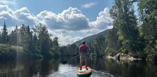 Un jeune homme sur son paddle board