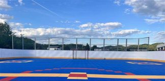 Une surface colorée très vive qui sert pour jouer au Dek Hockey