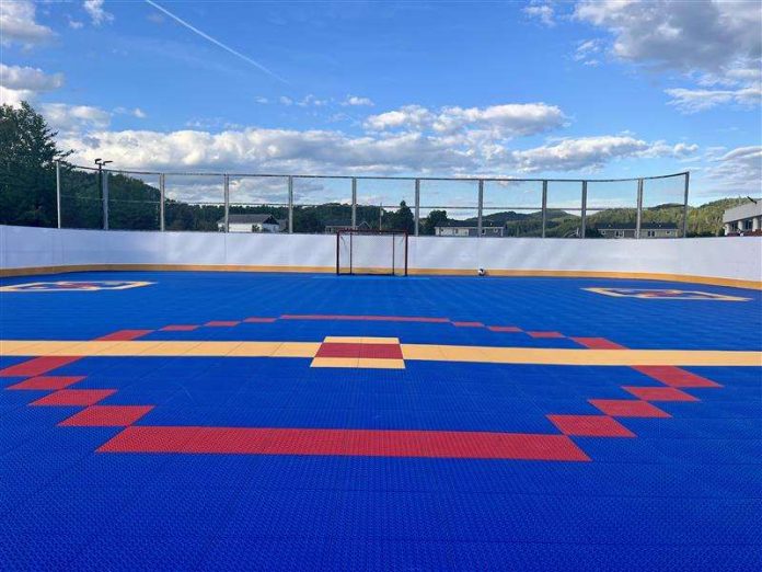 Une surface colorée très vive qui sert pour jouer au Dek Hockey