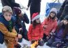 Jeune sélèves autour d'un feu de camps