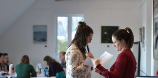 Deux personnes discutent