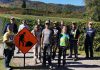 Groupe de personnes sur le bord d'une rivière à L'Anse-Saint-Jean