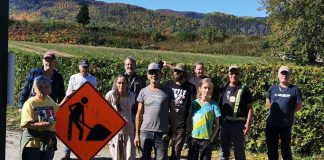 Groupe de personnes sur le bord d'une rivière à L'Anse-Saint-Jean