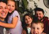 Une photo d'une famille joyeuse