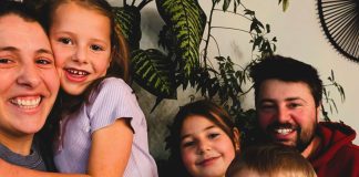 Une photo d'une famille joyeuse