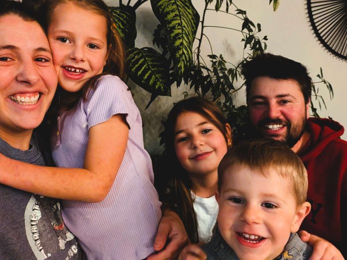 Une photo d'une famille joyeuse