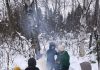 De jeunes élèves d primare autour d'un feu de bois