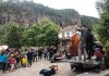 Une foule extérieure éoute un concert de musique