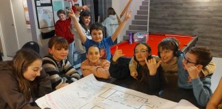 Des jeunes autour d'une table dessinent leur projet de local