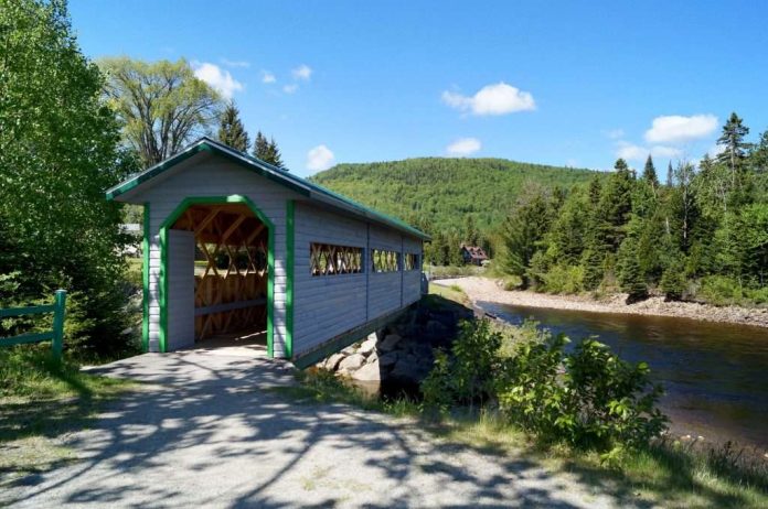 Un pont couvert au-dessus de la rivière à saumon Saint-Jean
