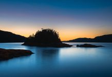 Petit-Saguenay admis au sein de l’Association des plus beaux villages du Québec Une île sur l fjord du Saguenay au moment du coucher de soleil