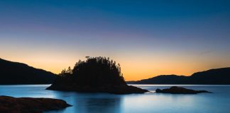 Une île sur l fjord du Saguenay au moment du coucher de soleil