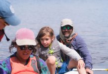 Se mettre en mode exploratoire ! deux adultes et une enfant débarquent d'un canot